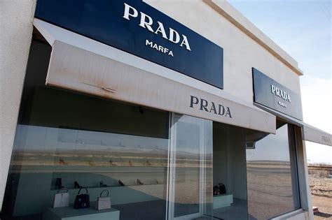 prada ha pagato gossip girl|Prada Marfa – quel negozio di Prada in mezzo al deserto.